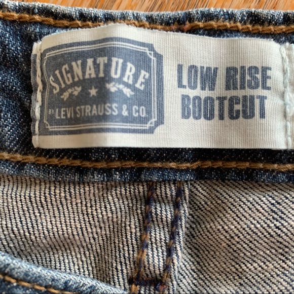 Med blue mid rise bootcut long length signature jeans by Levi’s Strauss. - Picture 5 of 5